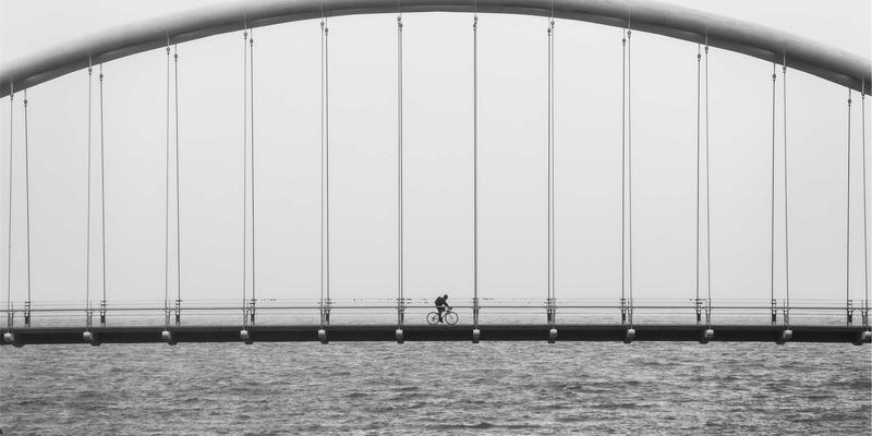 数据中心网络架构演进：从传统三层到现代叶脊拓扑的深度剖析与电子商务应用